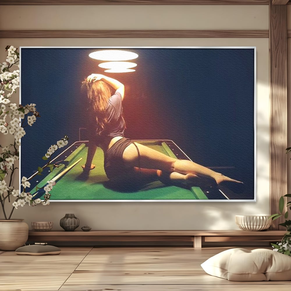 Tablou canvas cu tablou canvas cu silueta feminina pe masa de biliard, in rama de aluminiu argintiu